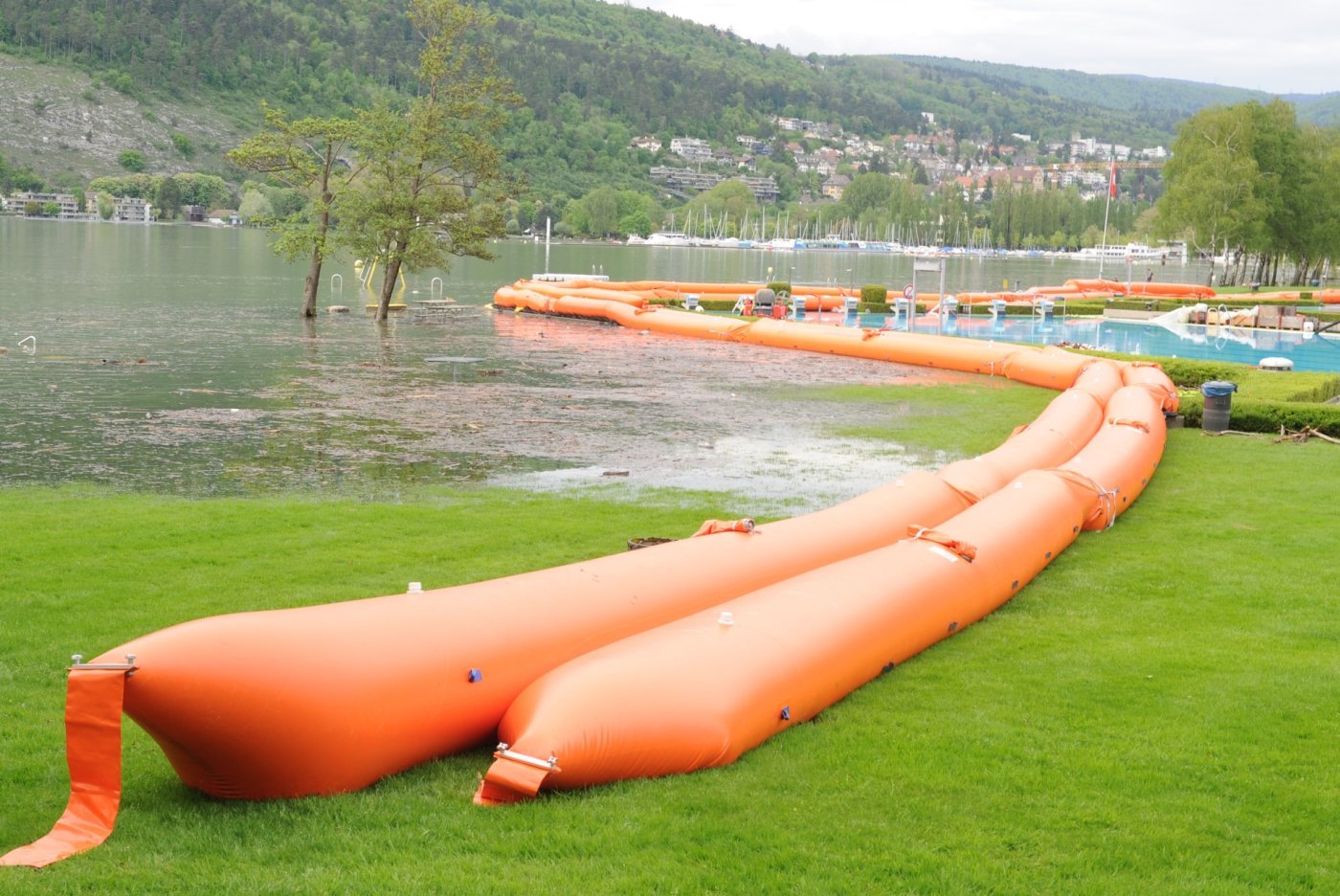 Des barrages anti-pollution ont été installés après un déversement de mazout à Péry (BE) dans la Suze et jusqu'au lac de Bienne (image symbolique).