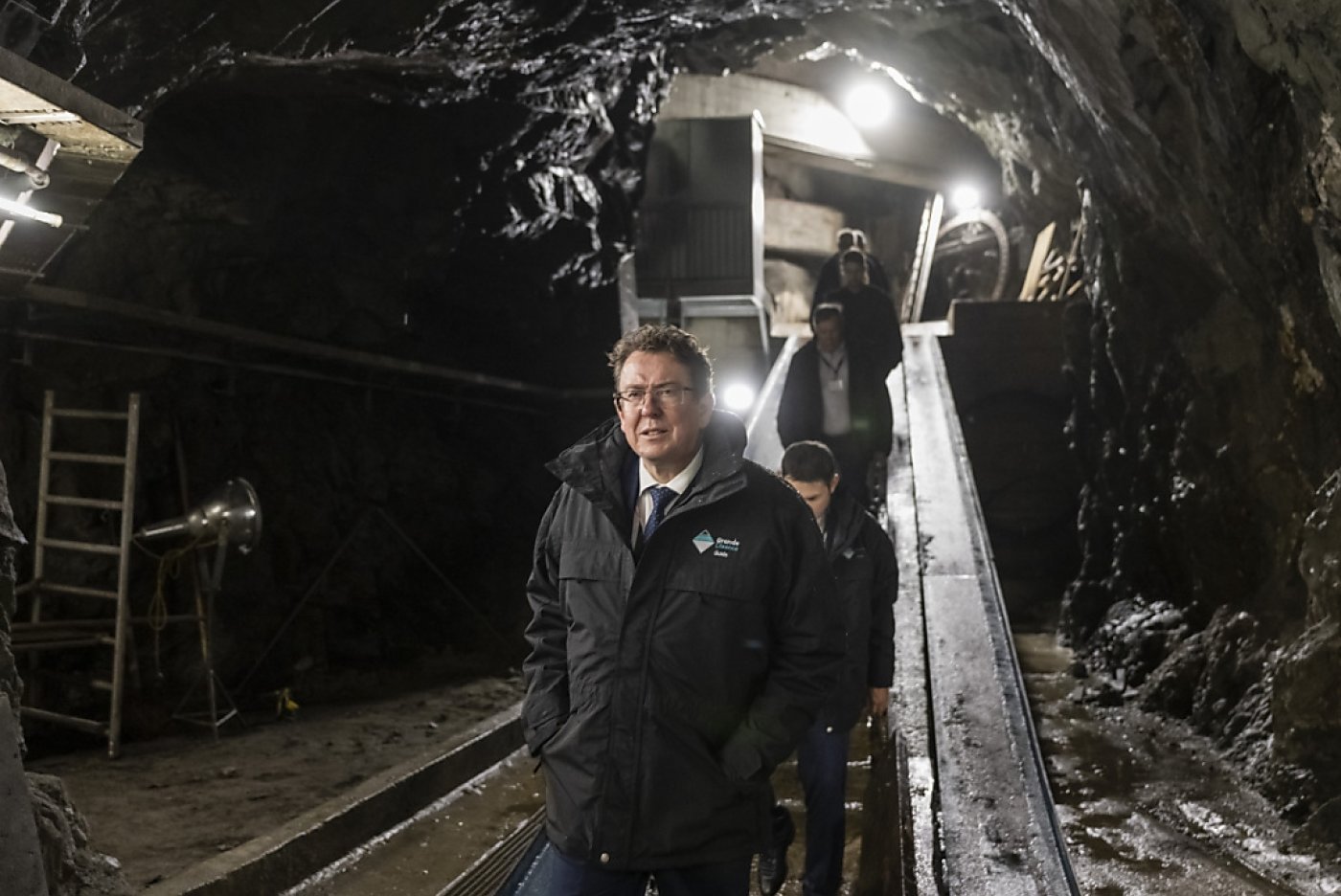 Le conseiller fédéral Albert Rösti a visité jeudi les entrailles du barrage de la Grande Dixence en Valais. KEYSTONE