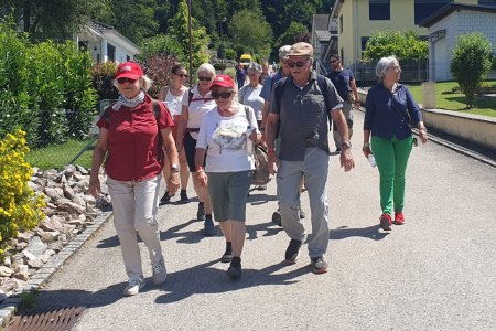 Elisabeth Baume-Schneider (à droite) s’est élancée ce vendredi, aux côtés de 150 autres personnes pour une randonnée de 9 km entre Porrentruy et Courchavon-Mormont.