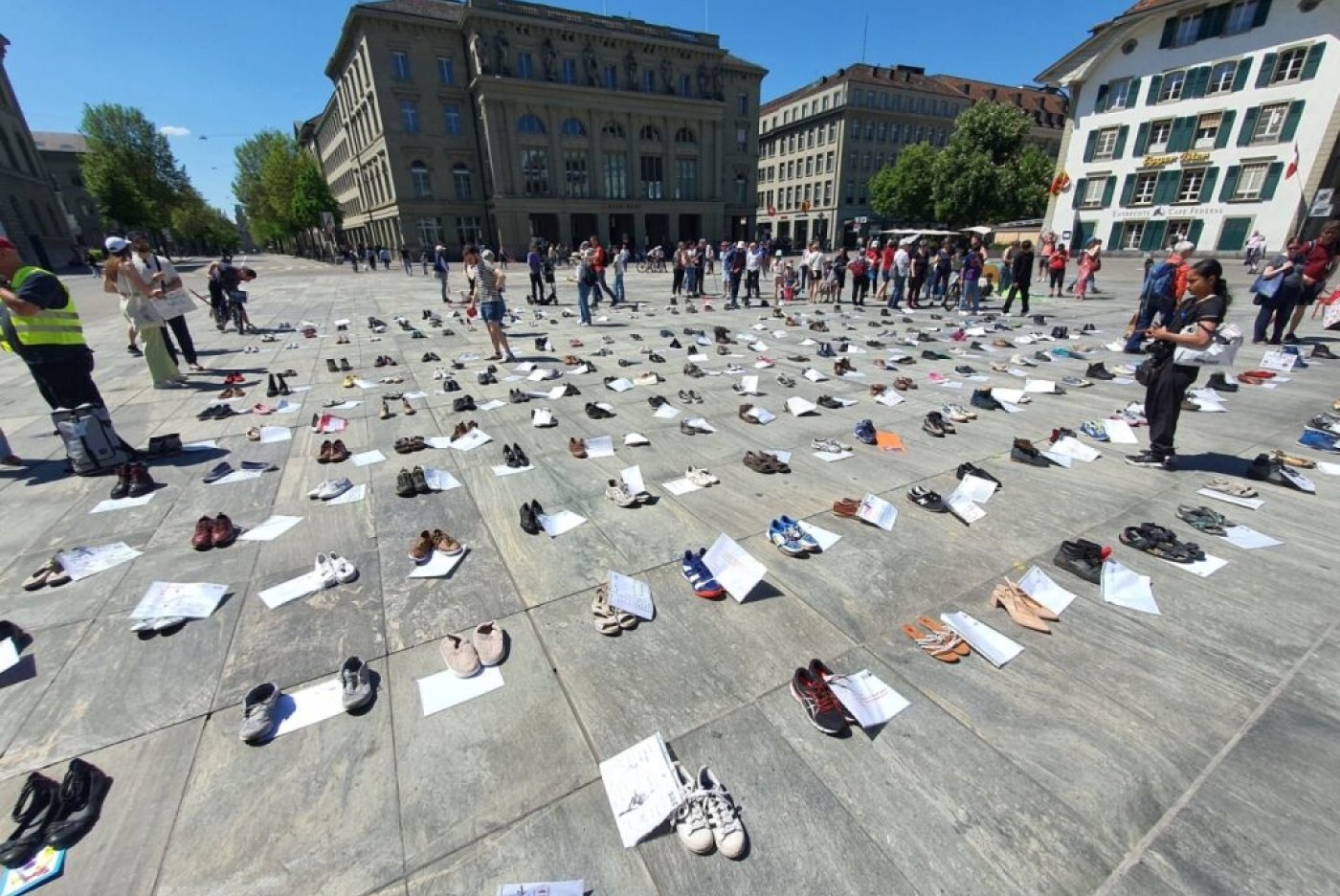 Les manifestants ont disposé 300 paires de chaussures sur la Place fédérale pour les malades non présents. Patientenorganisation ME/CFS Schweiz