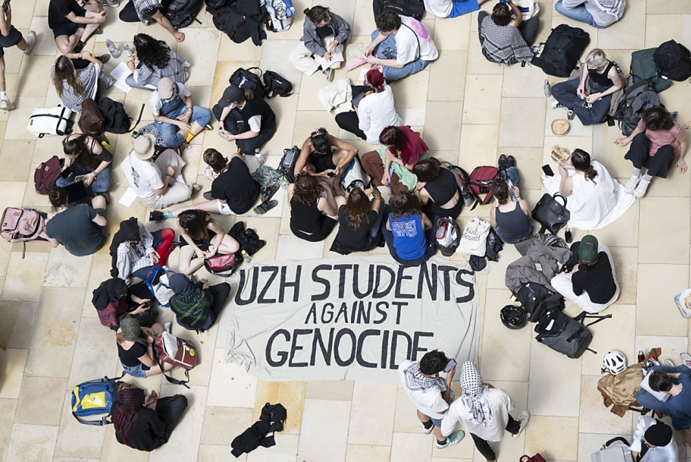 Des étudiants pro-palestiniens occupent depuis mardi à midi le bâtiment principal de l'Université de Zurich. KEYSTONE