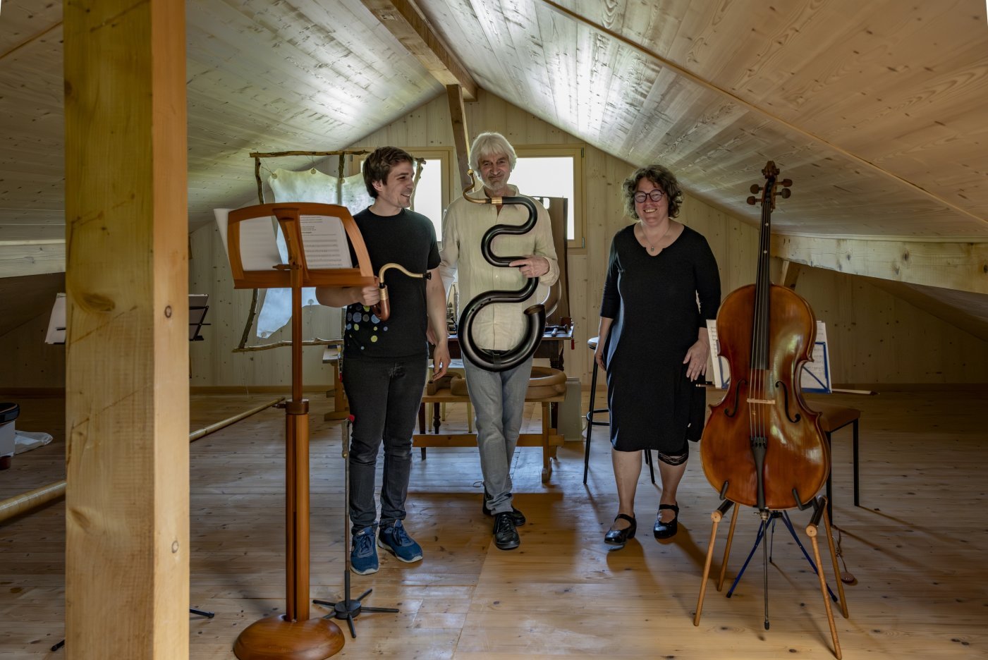 La conteuse Isabelle Plomb, Stephan Berger et Alexandre Zanetta lors d'un conte musical donné à l'occasion de la journée des moulins à Soubey.