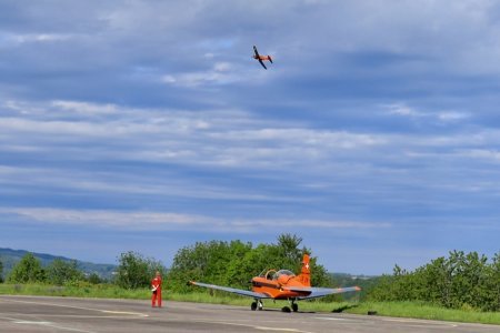 Les pilotes du Musée de l'aviation d'Altenrhein (SG) ont passé trois jours à s'entrainer à l'acrobatie à l'aérodrome de Bressaucourt.